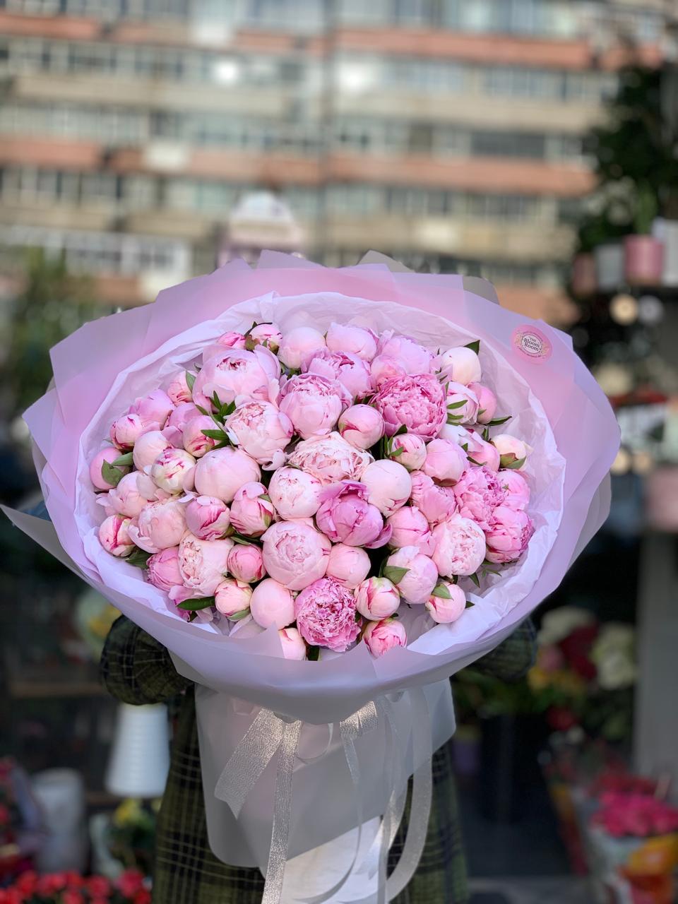 Buchet de 55 Bujori Roz Premium
